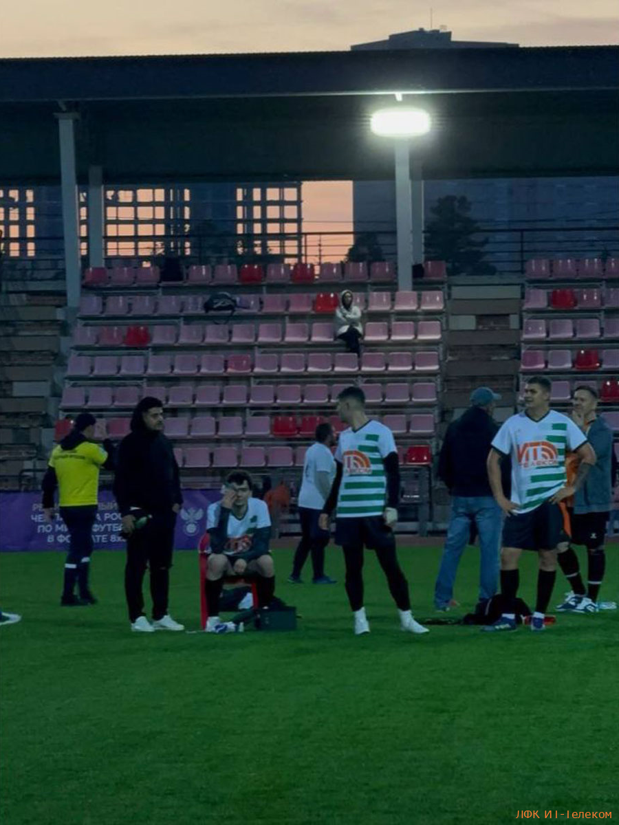 Сидит отдыхает, пока команда играет!